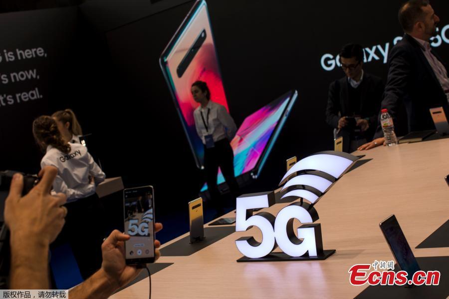 A visitor seen trying the new Samsung S10 smartphone at the Mobile World Congress in Barcelona, Spain, Feb. 26, 2019. The annual Mobile World Congress (MWC) runs from 25-28 February in Barcelona, where companies from all over the world gather to share new products. (Photo/Agencies)