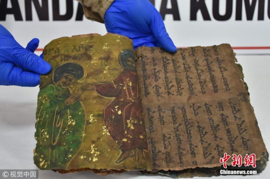 An 800-year-old Hebrew book seized in an anti-smuggling operation is on display in Diyarbakir, Turkey, Feb. 28, 2019. Police detained four suspects trying to illegally sell the book. Filled with Hebrew scripts, the leather book of some 22 pages is believed to contain religious texts. (Photo/VCG)