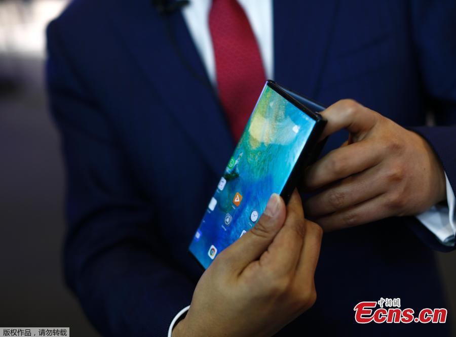 A man holds the new Huawei Mate X foldable 5G smartphone during the Mobile World Congress wireless show, in Barcelona, Spain, Feb. 26, 2019. The annual Mobile World Congress (MWC) runs from 25-28 February in Barcelona, where companies from all over the world gather to share new products. (Photo/Agencies)
