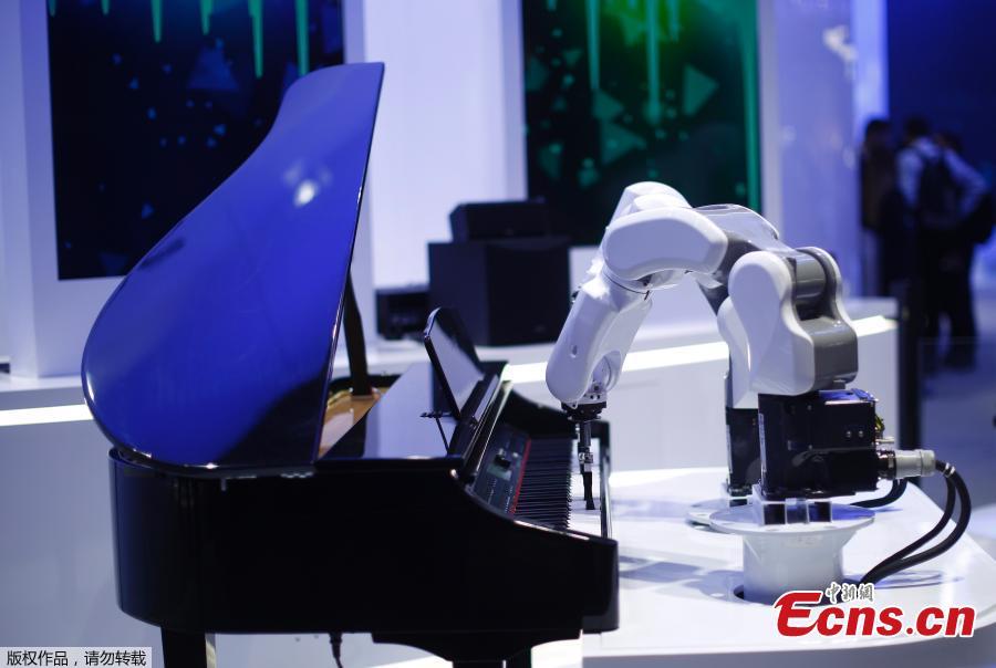 A ZTE musician robot plays the piano at the Mobile World Congress in Barcelona, Spain, Feb. 26, 2019. The annual Mobile World Congress (MWC) runs from 25-28 February in Barcelona, where companies from all over the world gather to share new products. (Photo/Agencies)