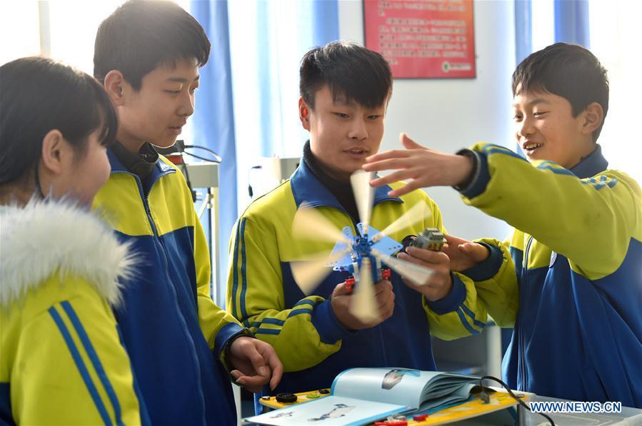 Students assemble a model in Hanjiawa Middle School of Gaocheng District, Shijiazhuang City, north China\'s Hebei Province, Feb. 28, 2019. A series of activities including dancing, model-assembling and calligraphy have enriched children\'s extra-curricular life and guaranteed their all-round development. (Xinhua/Zhang Xiaofeng)