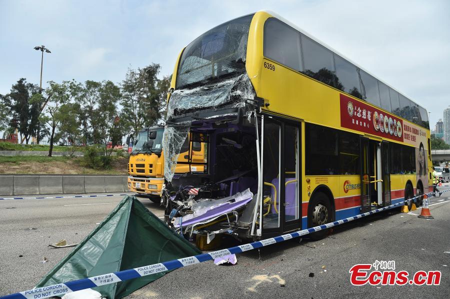 Photo taken on March 4, 2019 shows a bus rear-ended a lorry that stopped on the West Kowloon Highway in Hong Kong, leaving two dead. (Photo: China News Service/Sheung Man Mak)