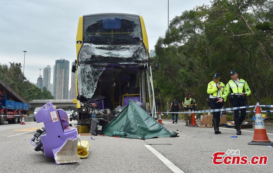 Photo taken on March 4, 2019 shows a bus rear-ended a lorry that stopped on the West Kowloon Highway in Hong Kong, leaving two dead. (Photo: China News Service/Sheung Man Mak)