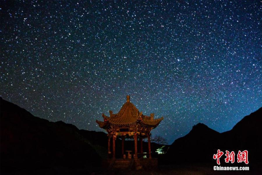 A view of the Sanwei Mountain scenic spot on a starry night in Dunhuang City, Northwest China\'s Gansu Province, March 3, 2019. (Photo: China News Service/Wang Binyin)