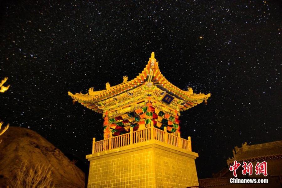 A view of the Sanwei Mountain scenic spot on a starry night in Dunhuang City, Northwest China\'s Gansu Province, March 3, 2019. (Photo: China News Service/Wang Binyin)