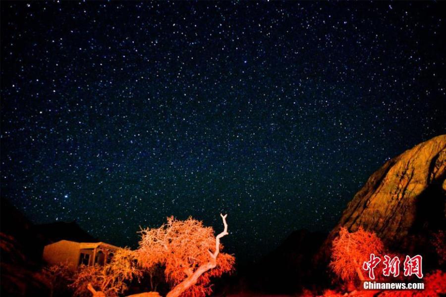 A view of the Sanwei Mountain scenic spot on a starry night in Dunhuang City, Northwest China\'s Gansu Province, March 3, 2019. (Photo: China News Service/Wang Binyin)