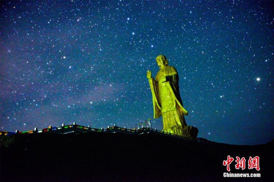 A view of the Sanwei Mountain scenic spot on a starry night in Dunhuang City, Northwest China\'s Gansu Province, March 3, 2019. (Photo: China News Service/Wang Binyin)