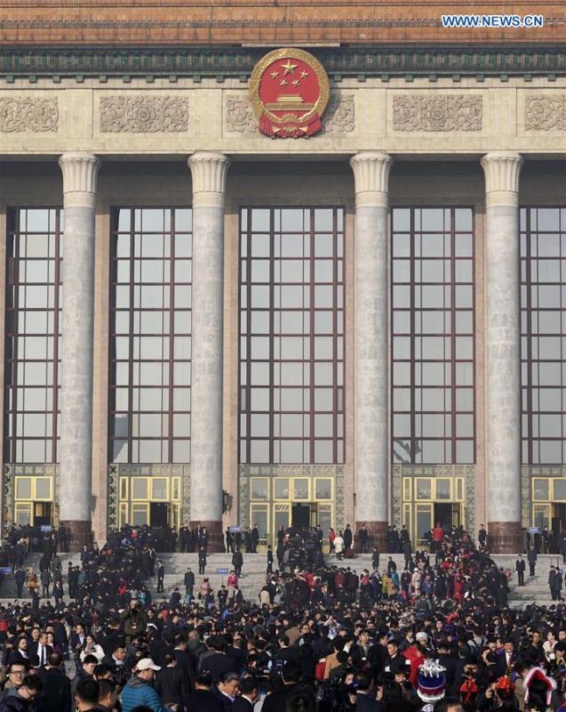 Deputies to the 13th National People\'s Congress (NPC) walk towards the Great Hall of the People for the opening meeting of the second session of the 13th NPC in Beijing, capital of China, March 5, 2019. (Xinhua/Shen Bohan)