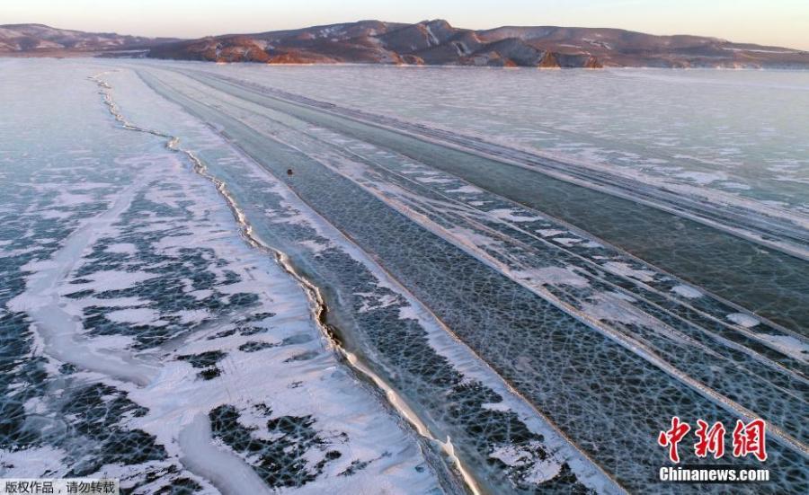A car drives on the frozen surface of the Yenisei River, which looks like a spider web, in southern Krasnoyarsk, Russia, March 3, 2019. (Photo/IC)