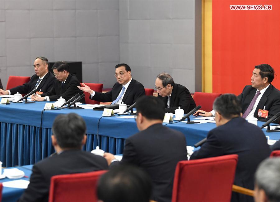 Chinese Premier Li Keqiang, also a member of the Standing Committee of the Political Bureau of the Communist Party of China (CPC) Central Committee, joins a panel discussion with political advisors from the China National Democratic Construction Association and the All-China Federation of Industry and Commerce at the second session of the 13th National Committee of the Chinese People\'s Political Consultative Conference (CPPCC) in Beijing, capital of China, March 4, 2019. (Xinhua/Rao Aimin)