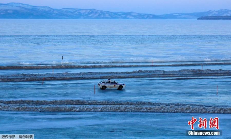 A car drives on the frozen surface of the Yenisei River, which looks like a spider web, in southern Krasnoyarsk, Russia, March 3, 2019. (Photo/IC)