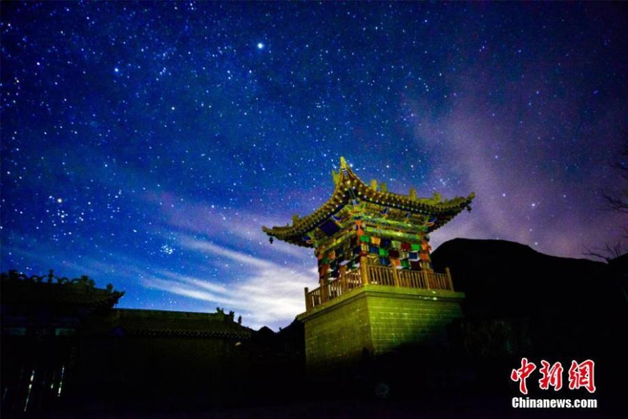 A view of the Sanwei Mountain scenic spot on a starry night in Dunhuang City, Northwest China\'s Gansu Province, March 3, 2019. (Photo: China News Service/Wang Binyin)