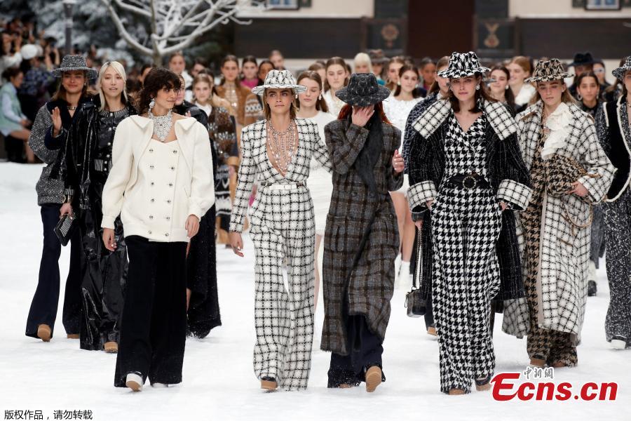 Models were moved to tears at the Fall/Winter 2019-2020 women\'s ready-to-wear collection show, at the Grand Palais, in Paris, March 5, 2019. The runway show was the last show created by Karl Lagerfeld, Chanel\'s longtime creative director and a fashion industry legend in his own right, who died in February at the age of 85.  (Photo/Agencies)