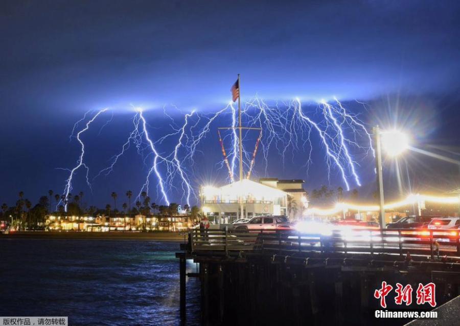 A series of lightning strikes lit up the sky above Stearns Wharf in Santa Barbara\'s harbor, March 5, 2019.  (Photo/Agencies)