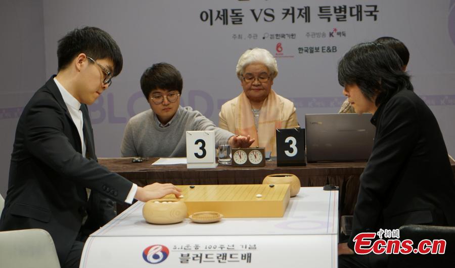 South Korean Go player Lee Se-dol and Chinese Go master Ke Jie face off for the Bloodland Cup at The Plaza Hotel in Seoul, South Korea, March 5, 2019. The one-match event was held on the occasion of the centennial anniversary of the March 1 Independence Movement in 1919. Ke won the match. (Photo: China News Service/Zheng Ding)