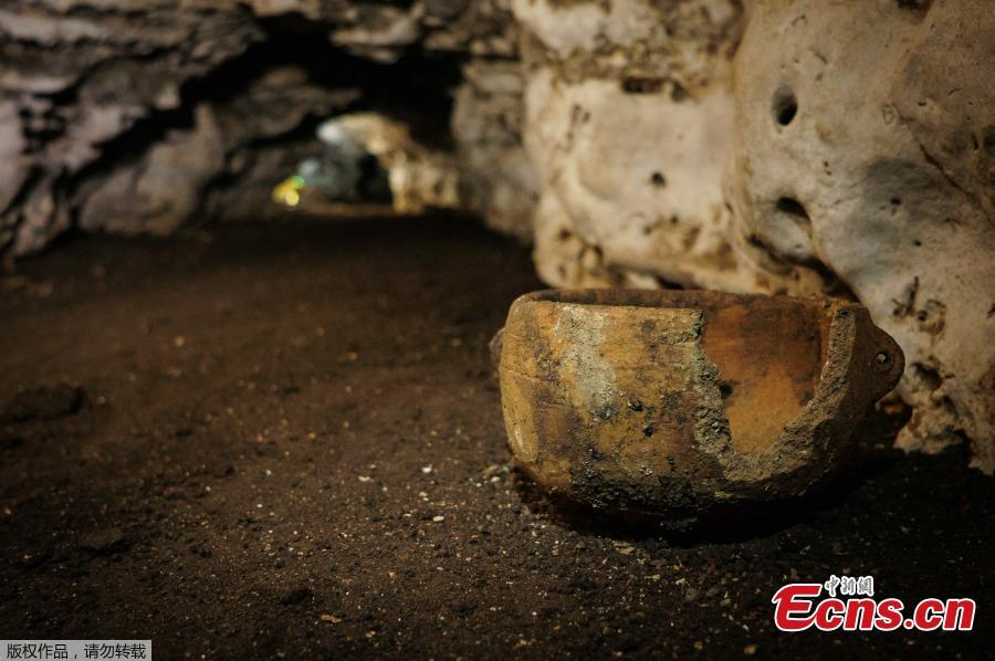 Pre-columbian artifacts sit in a cave at the Mayan ruins of Chichen Itza, Yucatan, Mexico, March 5, 2019. Mexican archaeologists say they have found a cave at the Mayan ruins of Chichen Itza with offerings of about 200 ceramic vessels in nearly untouched condition. The National Institute of Anthropology and History says the vessels appear to date back to around 1,000 A.D. (Photo/Agencies)