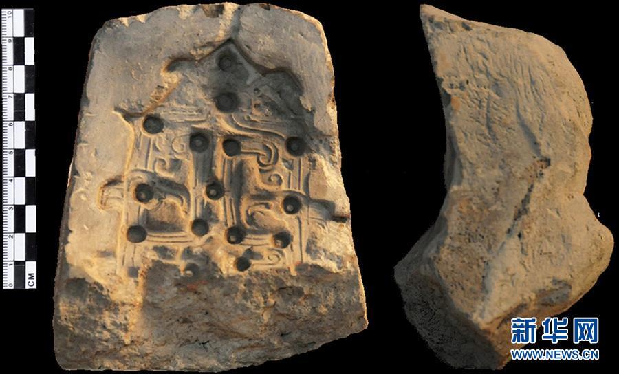 Relics unearthed at the Guanzhuang ruins in Henan Province. Excavation work at the site\'s bronze casting area has revealed bronze-making techniques dating back to the Zhou Dynasty (1046-256BC). (Photo/Xinhua)