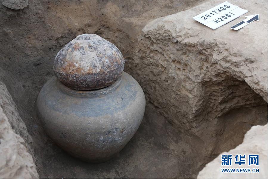 Relics unearthed at the Guanzhuang ruins in Henan Province. Excavation work at the site\'s bronze casting area has revealed bronze-making techniques dating back to the Zhou Dynasty (1046-256BC). (Photo/Xinhua)