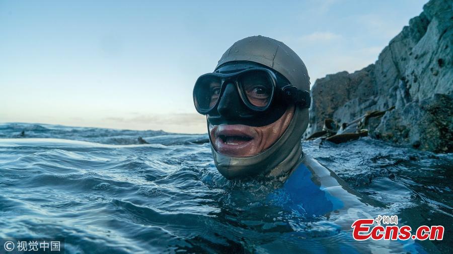 Kiwi freediver William Trubridge has successfully swum the Cook Strait after nine hours in the 22-km journey. The freedive world champion left Wellington on Friday morning to swim to the South Island underwater using a special fin to raise awareness of critically endangered Hector\'s and Māui dolphins. (Photo/VCG)