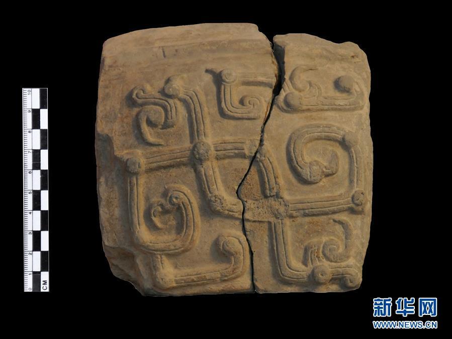 A pottery mould unearthed at the Guanzhuang ruins in Henan Province. Excavation work at the site\'s bronze casting area has revealed bronze-making techniques dating back to the Zhou Dynasty (1046-256BC). (Photo/Xinhua)