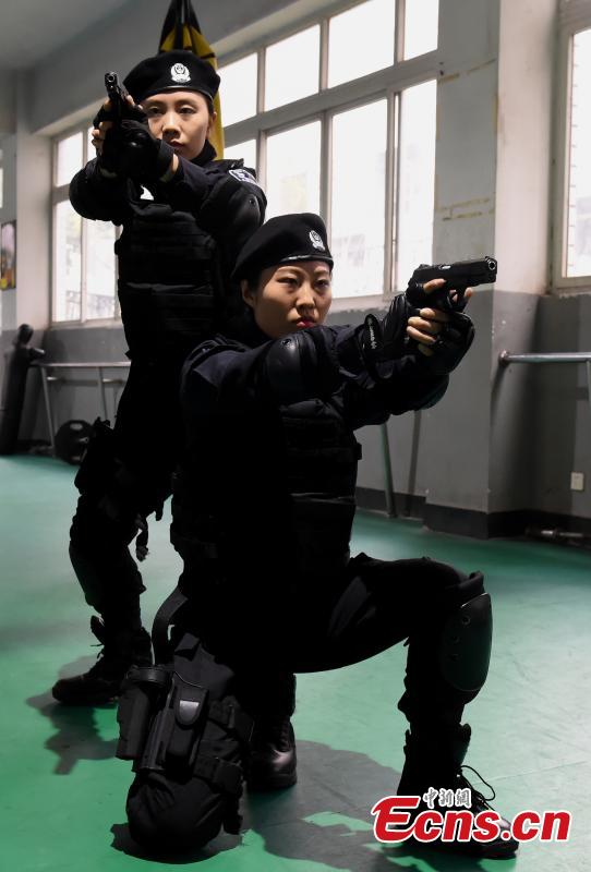 Members of a female special police taskforce of the Chongqing Public Security Bureau show their skills, including combat and firearm use, in an open day event on March 6, 2019, as part of activities to mark International Women\'s Day on March 8. (Photo: China News Service/Zhou Yi)