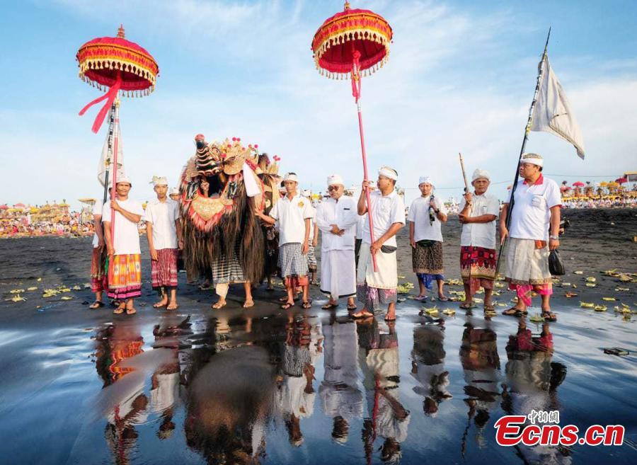 Balinese Hindu worshippers during a ritual before the holy day of Nyepi, which is a day of silence for self-reflection to celebrate the Balinese Hindu new year, in Jakarta, Indonesia. (Photo: China News Service/Lai Hongyuan)