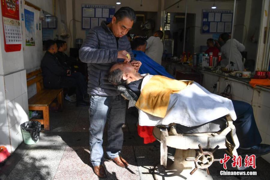 A man gets a haircut in Kunming City, Southwest China\'s Yunnan Province, March 8, 2019. March 8 marks traditional Chinese festival Long Tai Tou (dragon head raising), which refers to the start of spring and farming. During the festival, held on the second day of the second month of the lunar calendar, people play dragon lanterns, eat noodles, shave their hair, and pray for luck. (Photo: China News Service/Liu Ranyang)