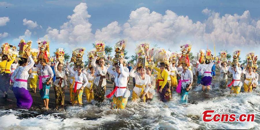 Balinese Hindu worshippers during a ritual before the holy day of Nyepi, which is a day of silence for self-reflection to celebrate the Balinese Hindu new year, in Jakarta, Indonesia. (Photo: China News Service/Lai Hongyuan)