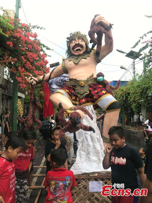 Balinese Hindu worshippers during a ritual before the holy day of Nyepi, which is a day of silence for self-reflection to celebrate the Balinese Hindu new year, in Jakarta, Indonesia. (Photo: China News Service/Lai Hongyuan)
