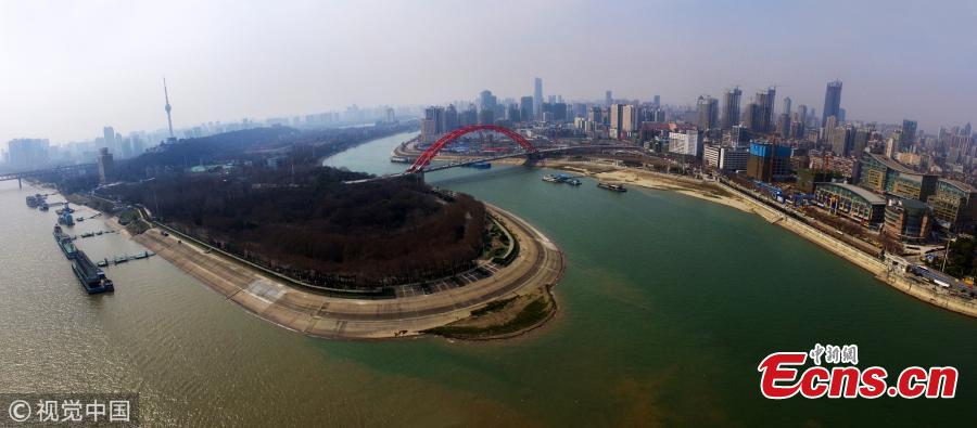 A view of the convergence of the Hanjiang River, which has clear water, and the Yangtze River, which appears to be muddy, in Hankou City, Central China\'s Hubei Province, March 7, 2019. (Photo/VCG)