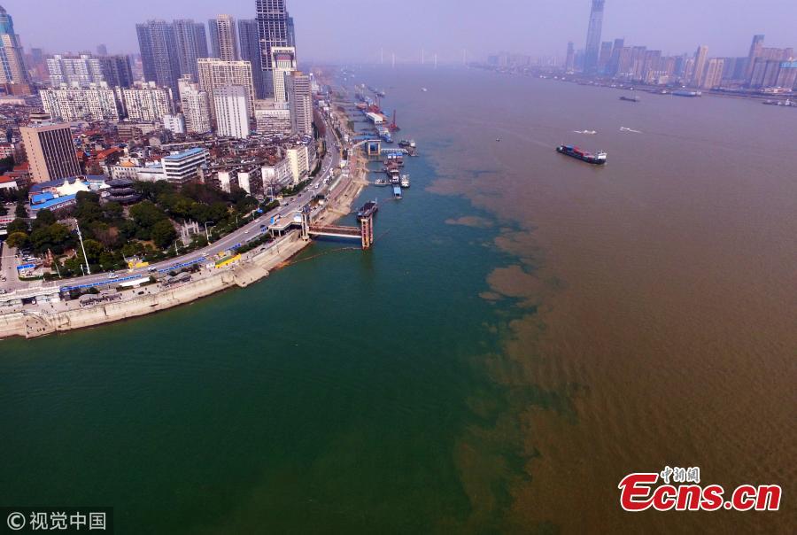 A view of the convergence of the Hanjiang River, which has clear water, and the Yangtze River, which appears to be muddy, in Hankou City, Central China\'s Hubei Province, March 7, 2019. (Photo/VCG)