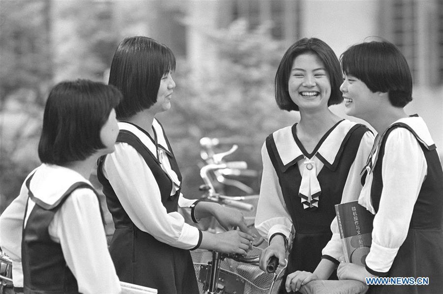 Girls with bob hair style chat at a school in Nanjing, capital of east China\'s Jiangsu Province, May 27, 1994. Along with China\'s reform and opening-up starting from 1978, Chinese women have refreshed their images year after year, which can be simply seen from their hairstyles. Women\'s hairstyles, just like a mirror, reflect fashion changes and most importantly, Chinese women\'s increasingly diversified definition of beauty. (Xinhua/Xu Peng)