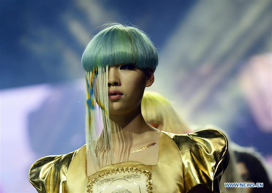 A model presents hair styling during a fashion show in Hangzhou, capital of east China\'s Zhejiang Province, July 4, 2014. Along with China\'s reform and opening-up starting from 1978, Chinese women have refreshed their images year after year, which can be simply seen from their hairstyles. Women\'s hairstyles, just like a mirror, reflect fashion changes and most importantly, Chinese women\'s increasingly diversified definition of beauty. (Xinhua/Li Zhong)