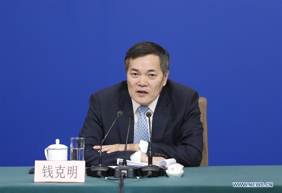 Vice Minister of Commerce Qian Keming attends a press conference on China\'s domestic market and all-round opening-up for the second session of the 13th National People\'s Congress (NPC) in Beijing, capital of China, March 9, 2019. (Xinhua/Shen Bohan)