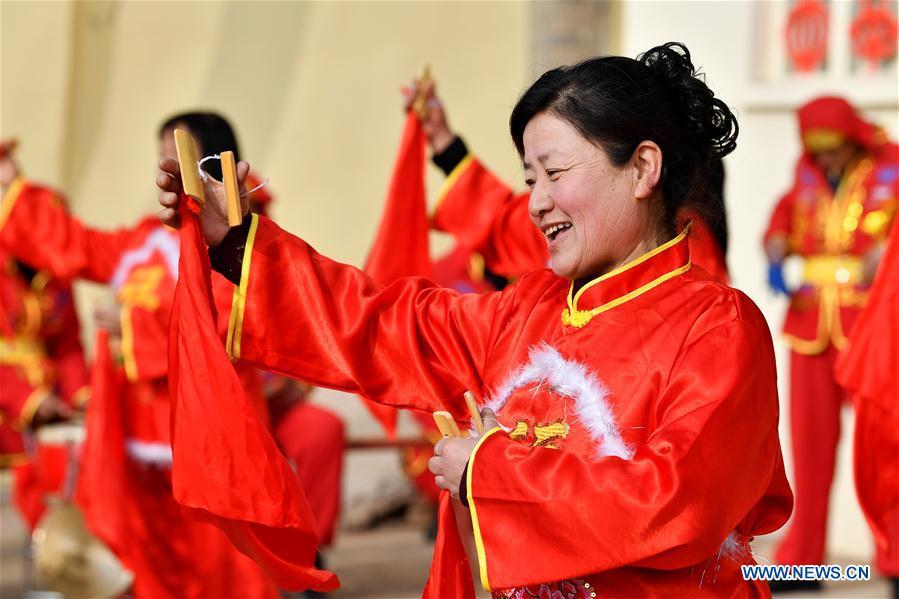 Villagers perform folk art in Wangzhuanggou Village, Wuxiang County of north China\'s Shanxi Province, Feb. 19, 2019. China\'s efforts and success in poverty reduction can help other developing nations, said experts observing the country\'s ongoing Two Sessions. The Two Sessions refer to the annual gatherings of the National People\'s Congress (NPC) and the National Committee of the Chinese People\'s Political Consultative Conference, China\'s top legislature and political advisory body respectively. China has emerged as a global role model with efforts in structural transformation and industrial upgrading, lifting hundreds of millions of people out of poverty, said retired Lieutenant Colonel Muhammad Faruk Khan, a presidium member of Bangladesh\'s ruling Awami League. (Xinhua/Zhan Yan)