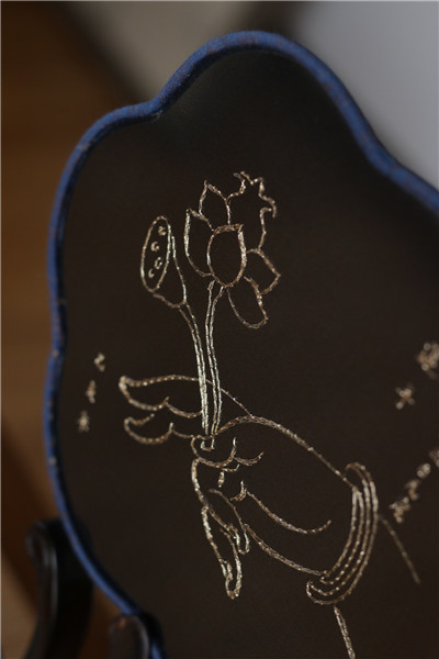 One of Liu\'s embroidered fans. （Photo provided to chinadaily.com.cn）