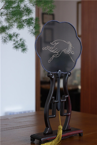 One of Liu\'s embroidered fans. （Photo provided to chinadaily.com.cn）