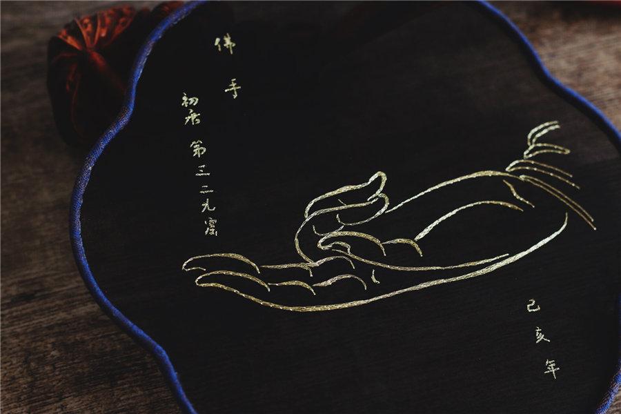 One of Liu\'s embroidered fans. （Photo provided to chinadaily.com.cn）

She attends museums, libraries and exhibitions for inspiration. \