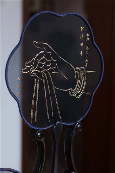 One of Liu\'s embroidered fans. （Photo provided to chinadaily.com.cn）
