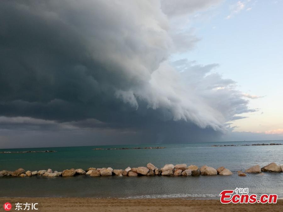 Photo taken on March 11, 2019 shows the stunning view of shelf cloud over Pescara, Italy.  (Photo/IC)

\
