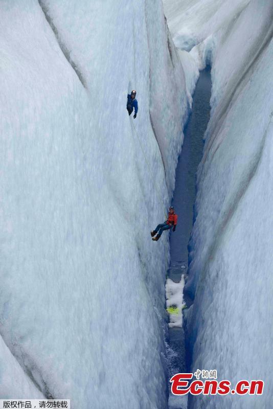 French scientists recently explored Madre de Dios Island in southern Chile, climbing ice and passing through caves. The Chilean government is actively seeking UNESCO\'s recognition of the island as a World Natural Heritage site. (Photo/Agencies)