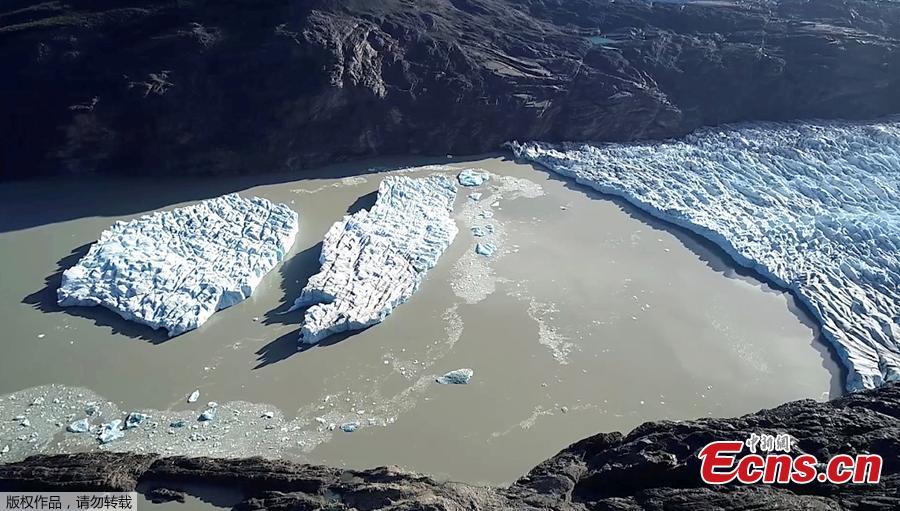 Two new icebergs are seen after breaking off from the Grey glacier in Patagonia, Chile March 9, 2019. The breaks, which occurred on Feb. 20 and March 7, came after a larger block of ice the size of three soccer fields, (380 meters by 350 meters, separated from the glacier, which sits in a glacial lake in Torres del Paine National Park in southern Chile, in November 2017. The break aroused fears that such ruptures are becoming more frequent. (Photo/Agencies)