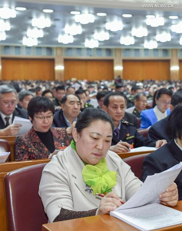 Zhuang Yan (front), a deputy to the 13th National People\'s Congress (NPC), attends the opening meeting of the second session of the 13th NPC in Beijing, capital of China, March 5, 2019. (Xinhua/Xie Huanchi)