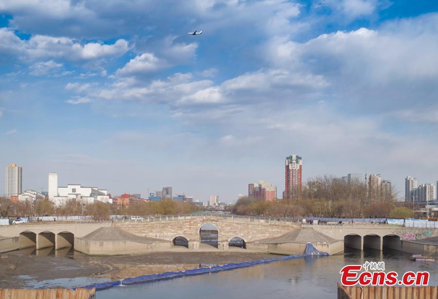 Photo taken on March 13, 2019 shows the Yongtong Bridge in Beijing. The bridge, established in 1446, is a cultural relic under state protection and also part of the Grand Canal, a vast waterway and a UNESCO world culture heritage site. A new bridge has been constructed that will soon be put into use, diverting vehicle traffic from the historical bridge, which will receive better conservation. (Photo: China News Service/Jia Tianyong)