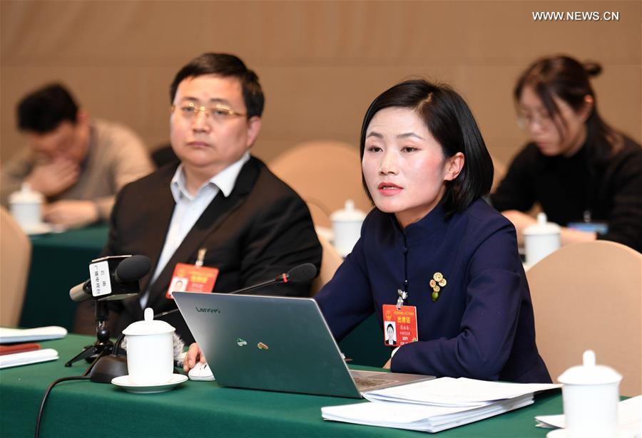 Fan Yongzhen (R, front), a deputy to the 13th National People\'s Congress (NPC), speaks during a panel discussion of Yunnan delegation in Beijing, capital of China, March 6, 2019. (Xinhua/Yang Zongyou)