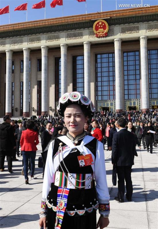 Fan Yongzhen, a deputy to the 13th National People\'s Congress (NPC), walks out of the Great Hall of the People after the opening meeting of the second session of the 13th NPC in Beijing, capital of China, March 5, 2019. (Xinhua/Yang Zongyou)