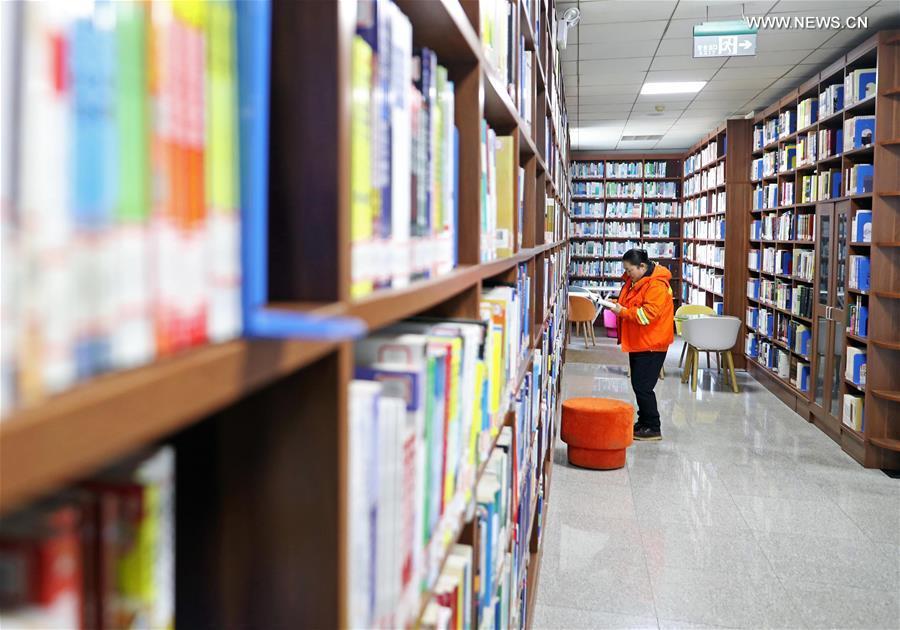 Zhuang Yan, a deputy to the 13th National People\'s Congress (NPC), reads at the library of University of Science and Technology Liaoning in Anshan, northeast China\'s Liaoning Province, Feb. 26, 2019. (Xinhua/Yang Qing)