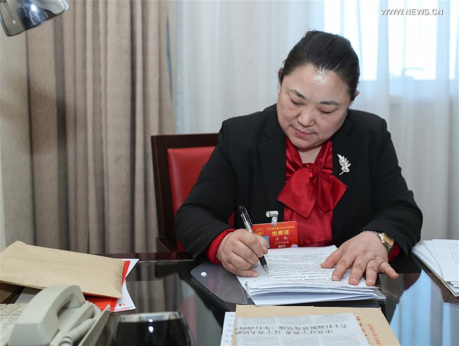 Zhuang Yan, a deputy to the 13th National People\'s Congress (NPC), prepares her suggestion in Beijing, capital of China, on March 6, 2019. (Xinhua/Long Lei)