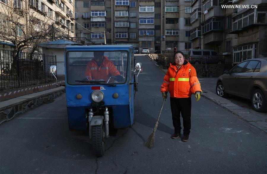 Zhuang Yan (R), a deputy to the 13th National People\'s Congress(NPC), cleans a track in the Lishan District of Anshan, northeast China\'s Liaoning Province, Feb. 26, 2019.(Xinhua/Yang Qing)