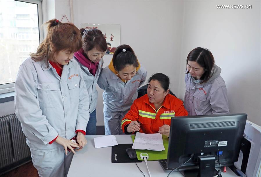Zhuang Yan (2nd R), a deputy to the 13th National People\'s Congress (NPC), takes notes of her colleagues\' suggestions in Anshan, northeast China\'s Liaoning Province, Feb. 12, 2019. (Xinhua/Yang Qing)